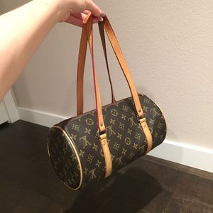 “Louis Vuitton” purse